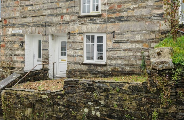 2 TRIPP HILL, pet friendly, character holiday cottage in Dobwalls