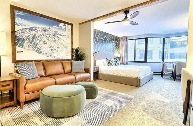 The Perfect Location! Hot Tub, Pool, Sauna/Gym!