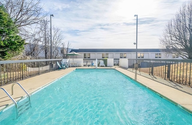 2 Units Minutes from Rock City & Lookout Mountain, Pool Access! Pets Allowed