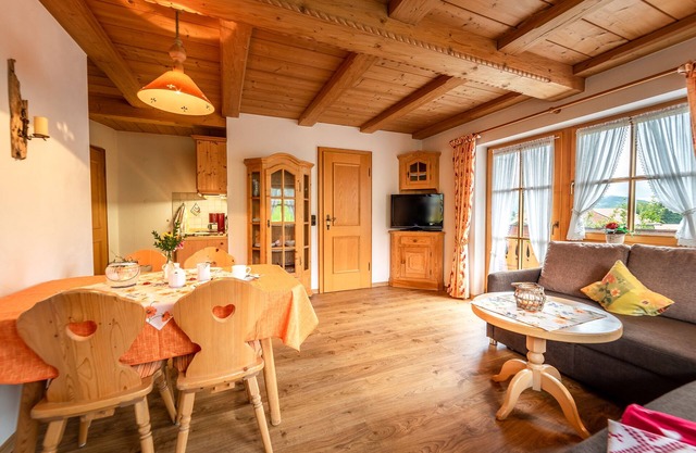 -2- Ferienwohnung (43qm), Balkon, Kochnische, 1 Schlaf- und 1 Wohn-/Schlafzimmer, max 4 Pers, WLAN