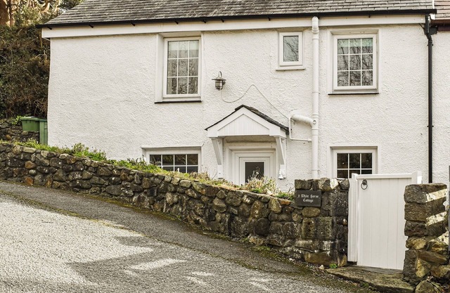 2 White Horses Cottages