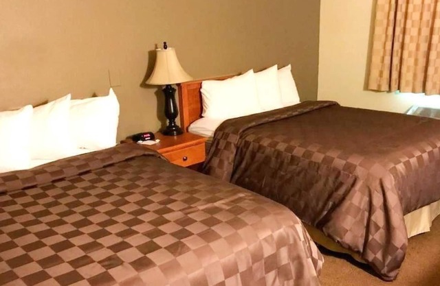Affordable Vacation! 2 Great Units, Pool and Tub, Gym, Free Breakfast & Parking!