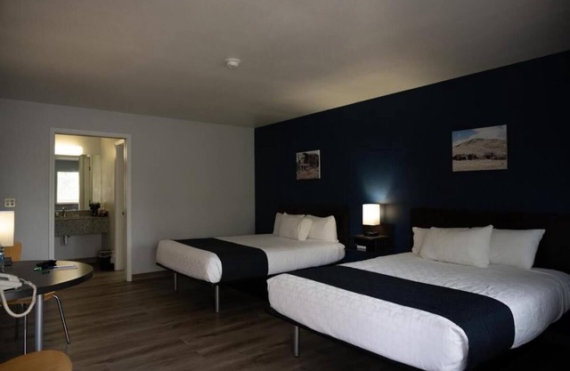 Adventure Awaits! 2 Modern Units, Breakfast, Pets Allowed, Free Parking!
