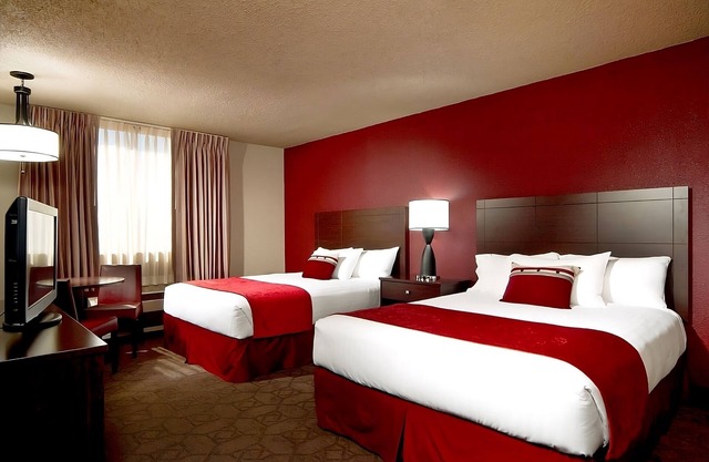 2 x Sedona River View Queen Smoking Room at Edgewater Casino Resort