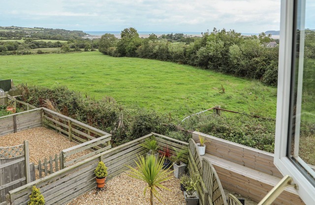 2 Y BONT, family friendly, with a garden in Pentraeth