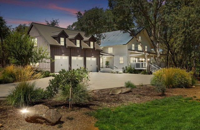 Huge Modern Farmhouse Estate-Custom Pickleball court! Pool! Game room!
