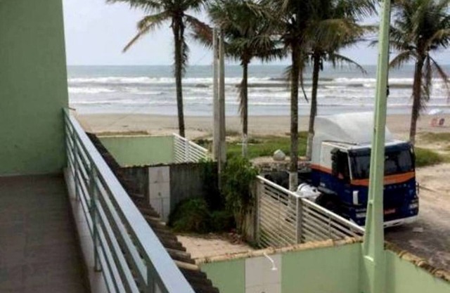 MAISON SUR LA PLAGE DE PIED ITANHAÉM DANS LE SABLE AVEC PISCINE, 3 CHAMBRES, UNE SUITE.