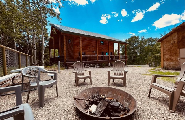 20 Miles from Yellowstone with great views and 2 living rooms - Aspen Ridge