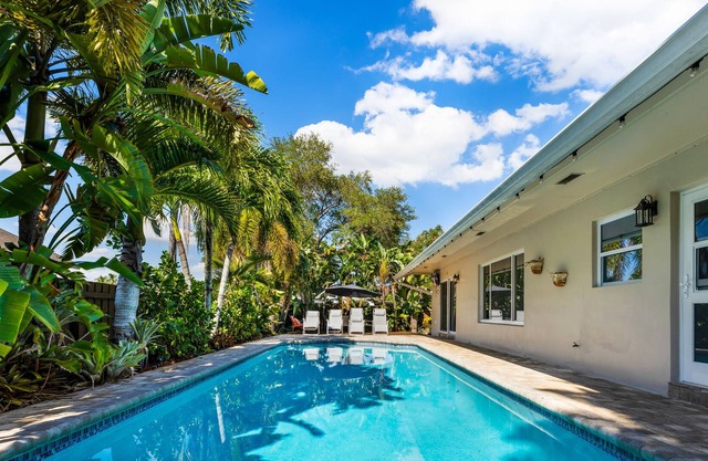 Family vacation with large pool 4/bedrooms near Hollywood beach