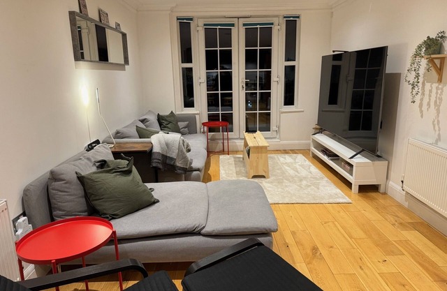 20 minutes to Central London! Family-size gated apartment with en-suite bathroom