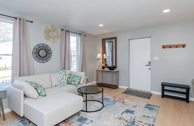 20% OFF Hickory Hideaway! Next to UD! 2 Bed!1 Bath
