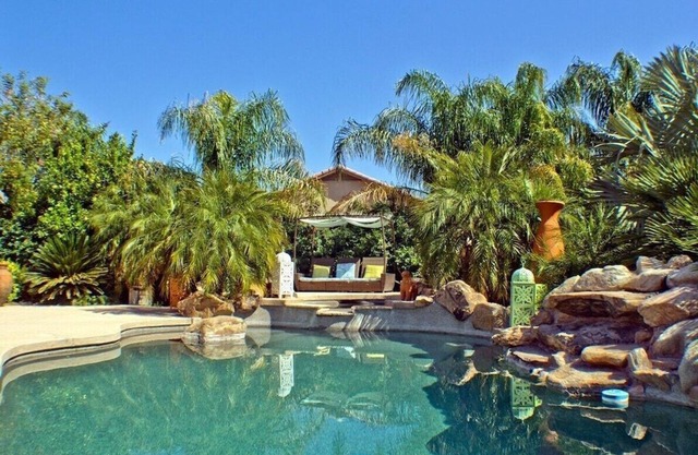 20+ palmiers, piscine et spa = retraite privée!