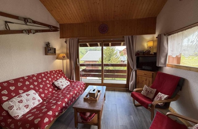 200m from resort center, 1st floor, view ski slopes/mountain, balcony, tv, ski locker, 36m²