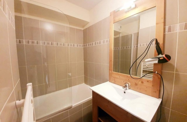 200m des commerces, 2ème étage, piscine, balcon, parking, télévision, casier à ski, 32m², Vars
