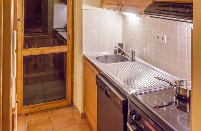 200m du centre station, piscine, sauna, hammam, balcon, parking, télévision, casier à ski, 68m²