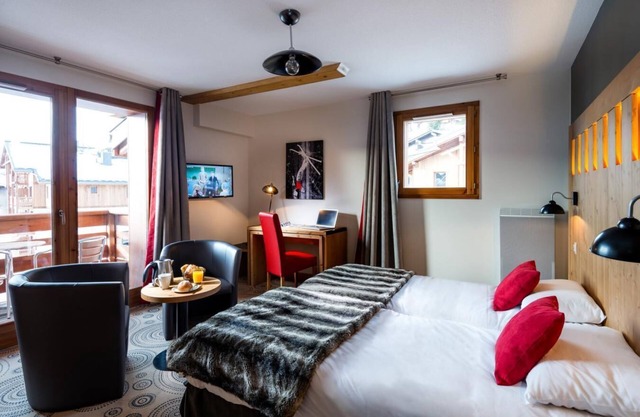 300m des commerces, piscine, sauna, hammam, terrasse, balcon, télévision, casier à ski, 50m²