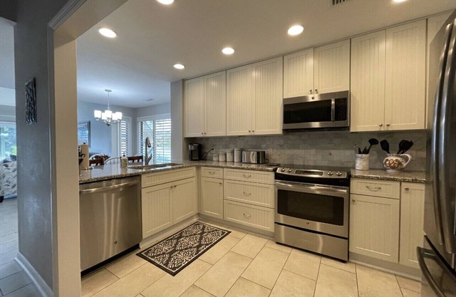 2022 6 PASSENGER GOLF CART Largest Beachwalk! 3bd/3ba. Sleeps 8, WITH LAKE VIEWS