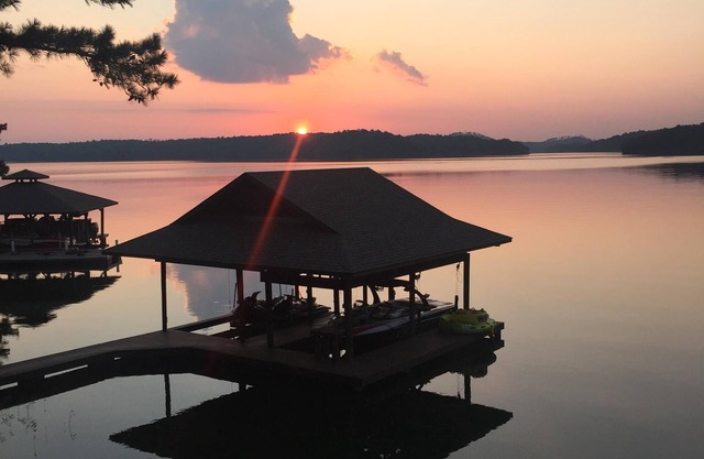 Vues d'un million de dollars depuis une incroyable cabine de 5 ch sur le lac Martin (côté Auburn)