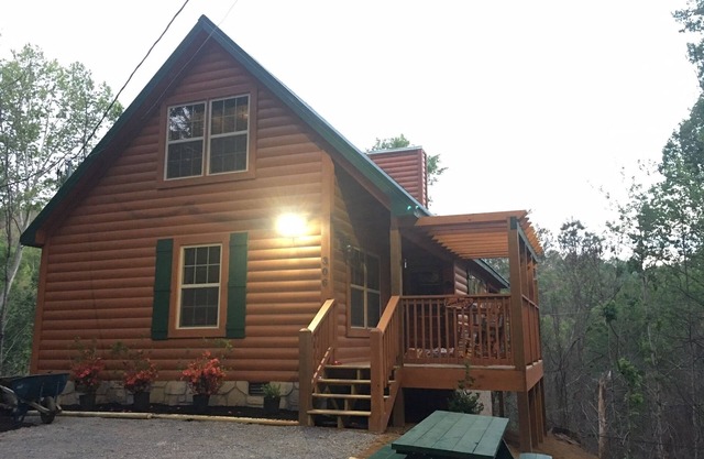 Détendez-vous et profitez de la cabane d'ours curieux à Gatlinburg Private Perfect Location!