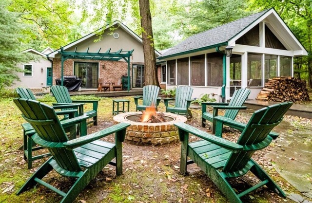 (4 Nt Min!) Harbert Home With Hot Tub & Close To Beach!