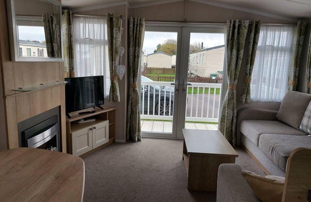 208 Unity Beach 6 berth enc garden no pets