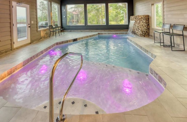 Hillside Manor - 20 BR - Pool - Hot Tub- sleeps 54