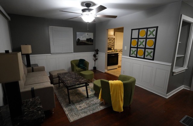 COMFORTABLE ALLUSION, 10guests/WIFI/1.2 baths/ping pong/pool table/treadmill