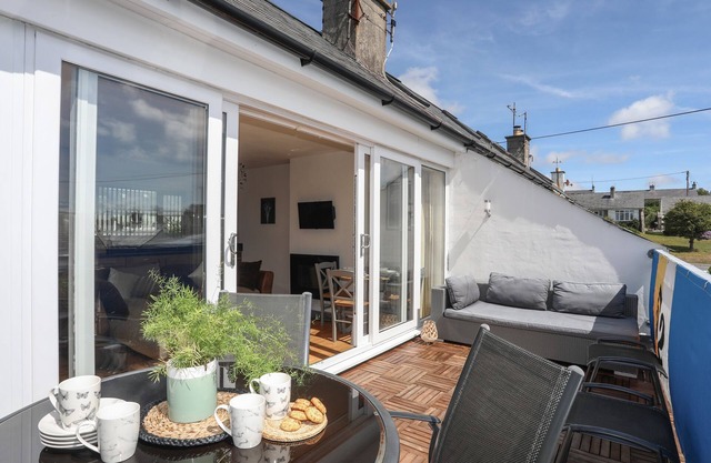 21 CAE DU, country holiday cottage, with a garden in Abersoch