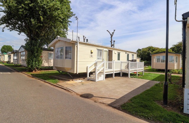 21 POPLAR AVENUE, pet friendly, with pool in Felixstowe, Suffolk