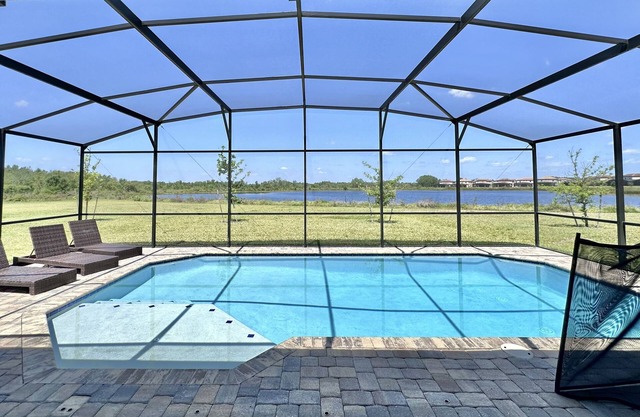 211MCV: Huge 6 En Suite Pool Home! 2 King Suites Sleeps 12!