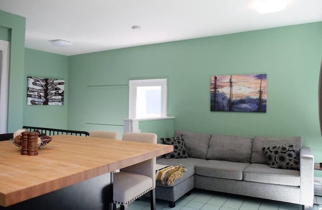 218 Comfy Work From Home Ready w/Excellent Kitchen