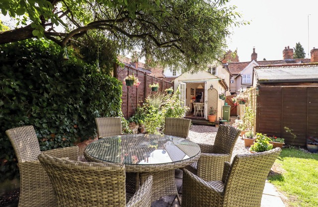 22 CHURCH PONDS, pet friendly, with open fire in Castle Hedingham