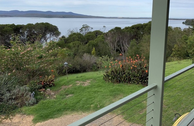 22 Karbeethong Rd, Mallacoota. Pont avec vue spectaculaire sur le lac