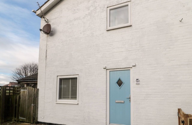 22 LONGSTONE PARK, pet friendly, country holiday cottage in Beadnell