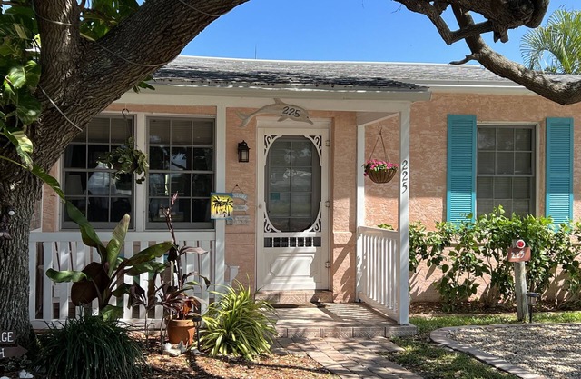 Cocoa Beach Stay Cottage Downtown 225 - Marchez jusqu'à la plage!