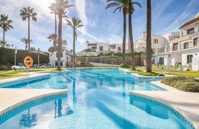 2261-Superb apt on the beach, on Duquesa harbour