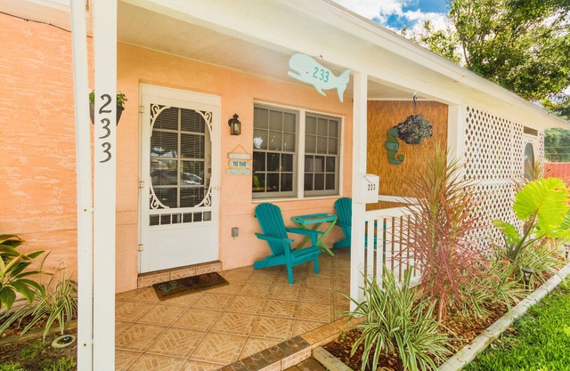 Cocoa Beach Stay - Downtown Cottage 233 sur la Spacecoast - Marchez jusqu'à la plage!