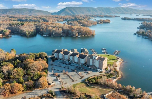 Lake Retreat 8th Fairway Townhome SML Amenities Resort Mariners Landing