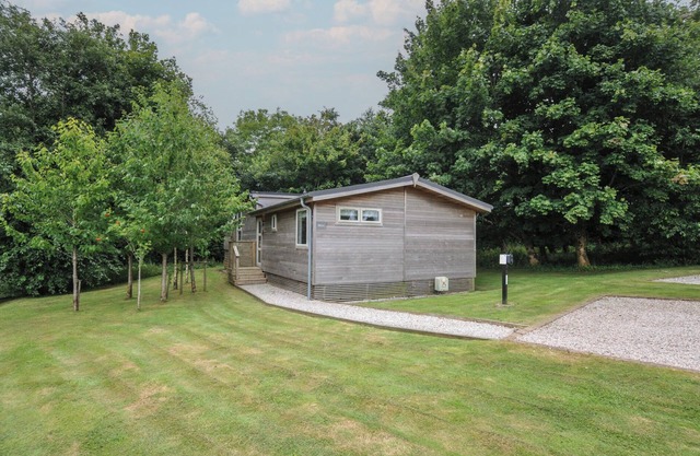 24 MEADOW RETREAT, luxury holiday cottage, with a garden in Dobwalls