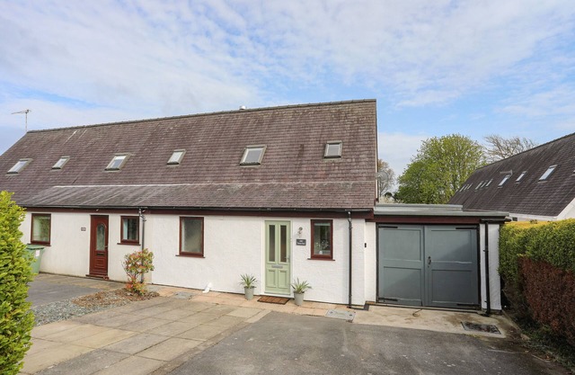 240 CAE DU, pet friendly, with open fire in Abersoch