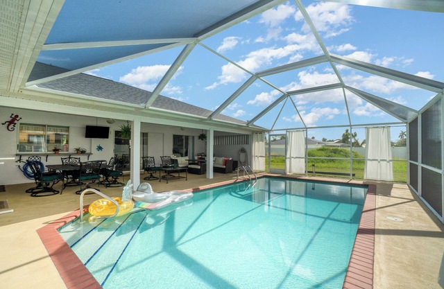 Remodeled Getaway. Large heated pool. 1 min to park on River.
