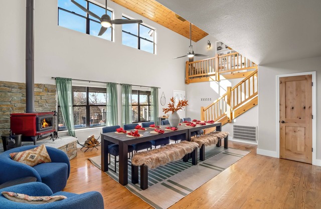 25 min 2 Yosemite - Pickleball - Hot Tub - Firepit - BBQ - Sleeps 26 - Game Room