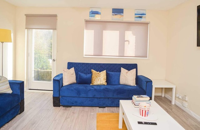 25 Min to CL! LONDON INCREDIBLE 2BEDHome SLEEP 1-6