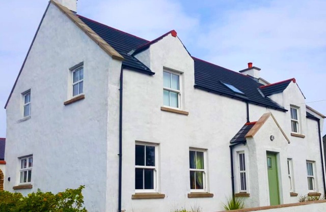 Large Family Friendly House, Games Room and outdoor playframe & football pitch