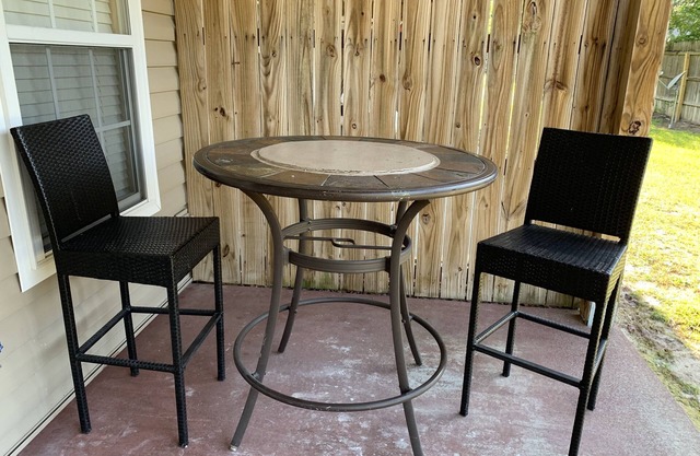 25 minutes from the beach/ Ft Walton. Family size Towne home 3 BDR 2 1/2 Bath
