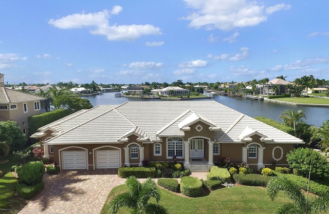 ~~ GRANDE MAISON AVEC FANTASTIQUE WATERVIEW & SUNSETS ~~