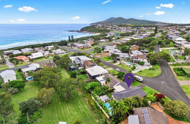 250m to One Mile Beach! Pool with slide, hot tub, fire pit, pool table!