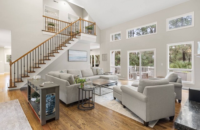 256 Governors: 4BR Vanderhorst Home, Screened Porch, Bike to Beach, Gear Credit