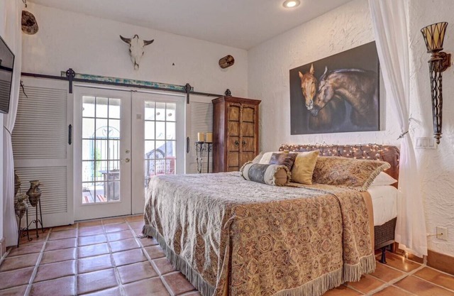 27 Amira ALLMAN · Relax! Spanish Rose King Bed+Kitchen Pool+Spa+Gym