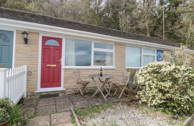 27 FERNHILL HEIGHTS, romantic, with a garden in Charmouth